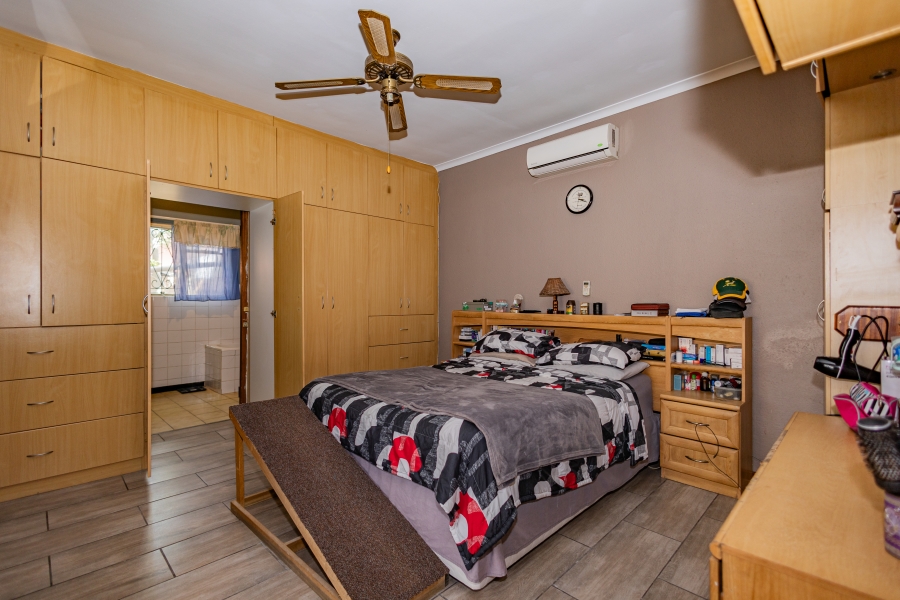 5 Bedroom Property for Sale in Peerless Park Western Cape